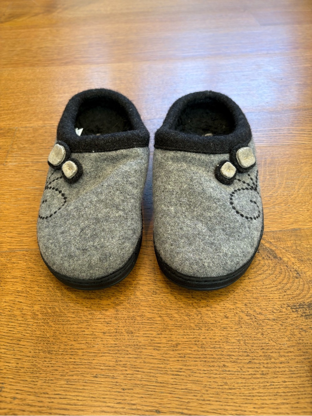 Acorn Gray Felt Slip-On Women's Clog Slippers with Black Trim